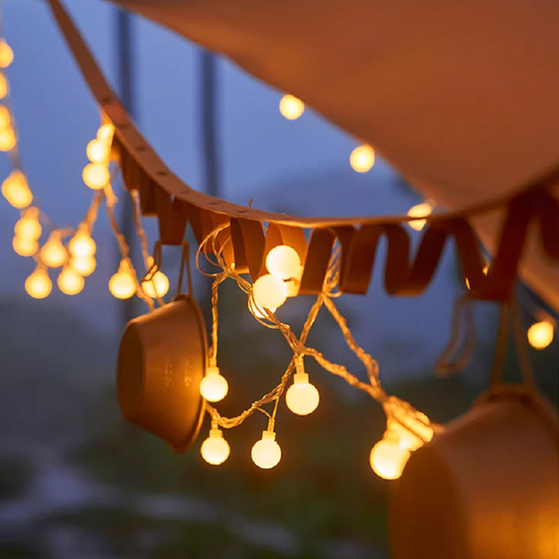 ແສງຕາເວັນ String Lights ເພື່ອເຮັດໃຫ້ຕອນແລງໃນ Patio ໄດ້.