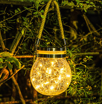 ເຮັດໃຫ້ການນໍາໃຊ້ໂຄມໄຟທີ່ດີໃນແສງອາທິດເພື່ອສ້າງບັນຍາກາດທີ່ອົບອຸ່ນແລະອົບອຸ່ນຢູ່ເທິງລະບຽງ.